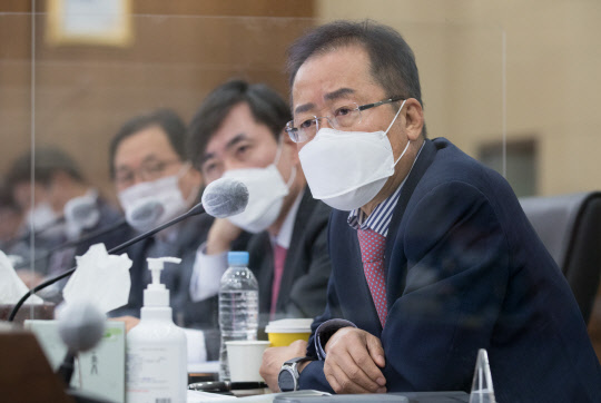 무소속 홍준표 의원이 8일 서울 용산구 합동참모본부에서 열린 국회 국방위원회 국정감사에서 질의하고 있다.   연합뉴스
